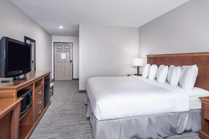 1 King Bed (6 of 7)