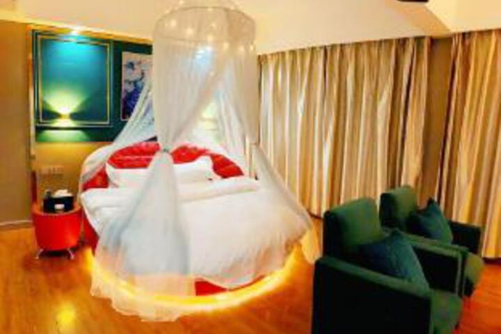 Room 16 of 18