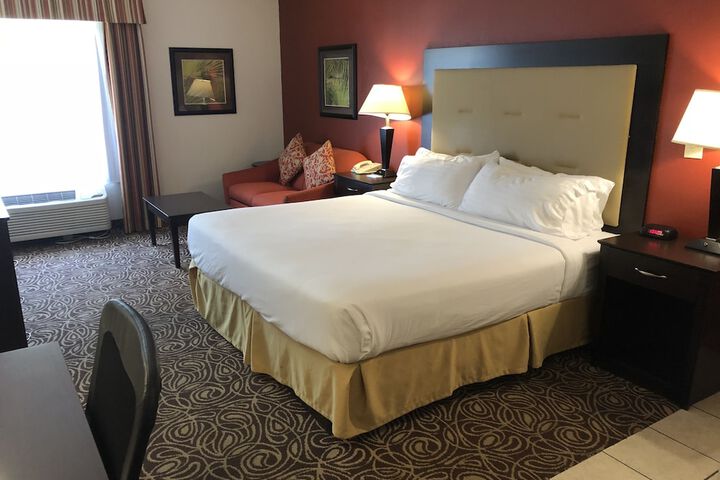 1 King Bed (3 of 9)
