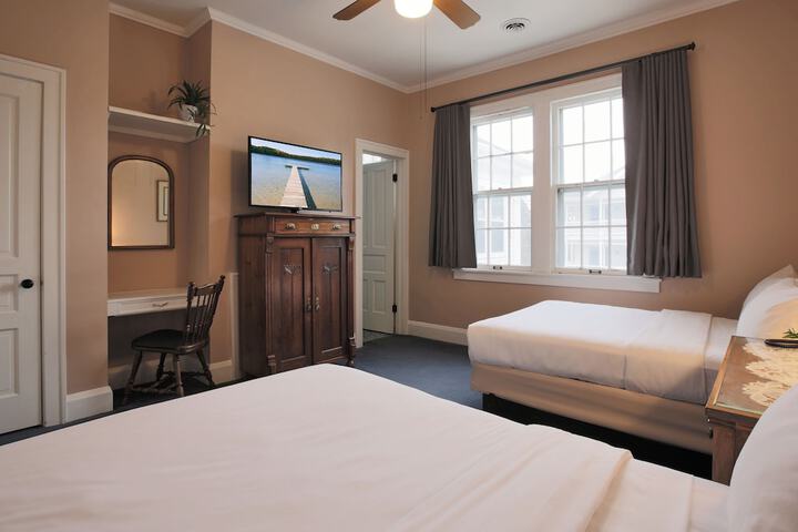 Historic Hotel Accessible By Stairs 2 Double Beds (3 of 3)