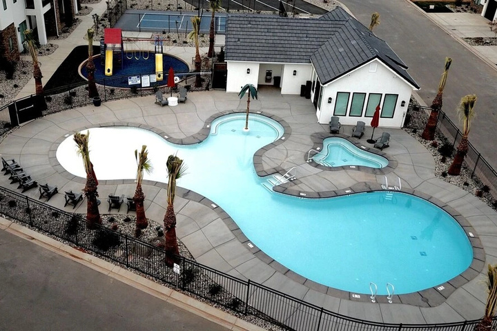 Pool 10 of 18