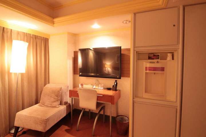 Room 12 of 21