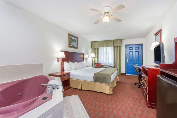 1 King Bed (5 of 26)