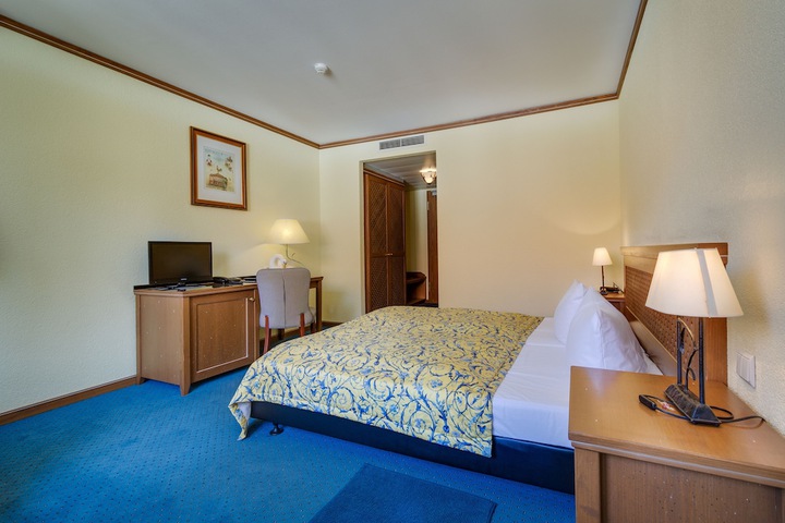 Room 5 of 62