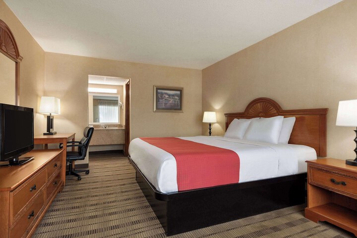 1 King Bed (2 of 7)