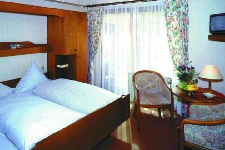 Room 4 of 16