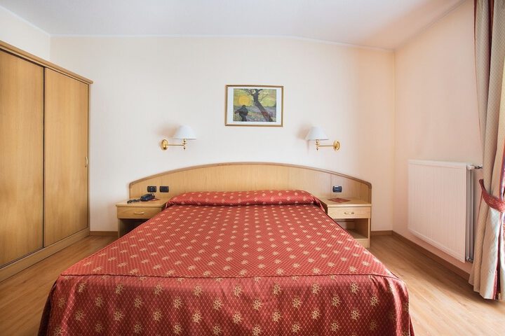 Room 5 of 104