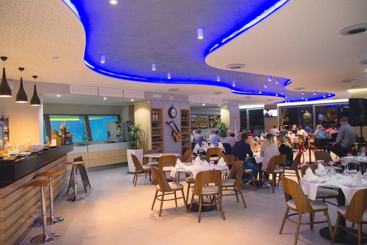 Lounge 70 of 84