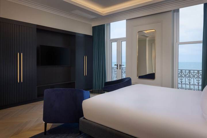 Room 34 of 182