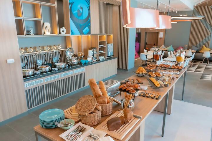 Breakfast/Coffee Service 22 of 42