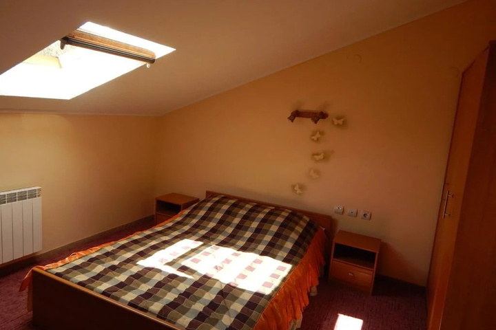 Room 4 of 17