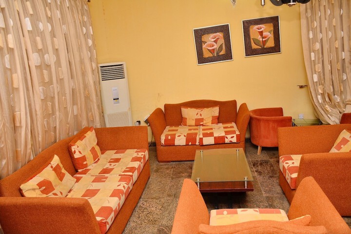 Lounge 87 of 94