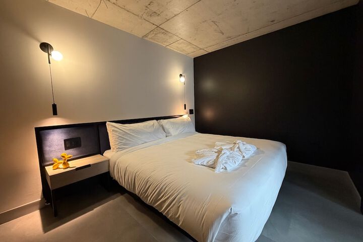 Room 6 of 16