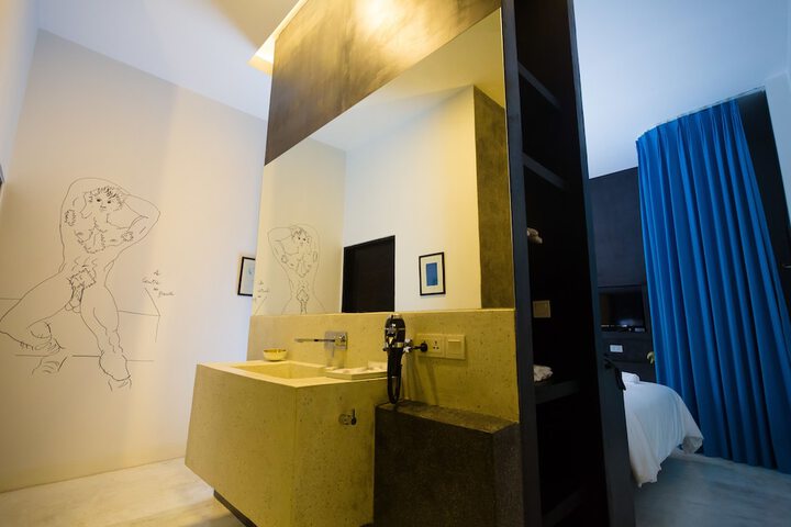 Room 25 of 39