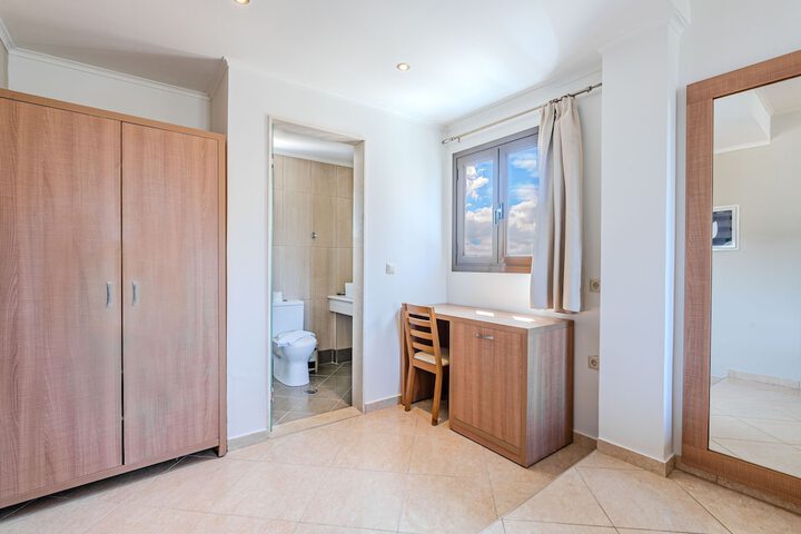 Room 19 of 160