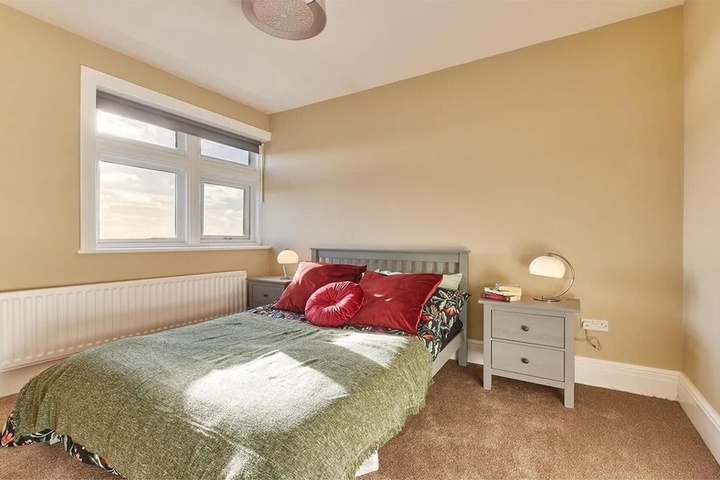 Room 4 of 9
