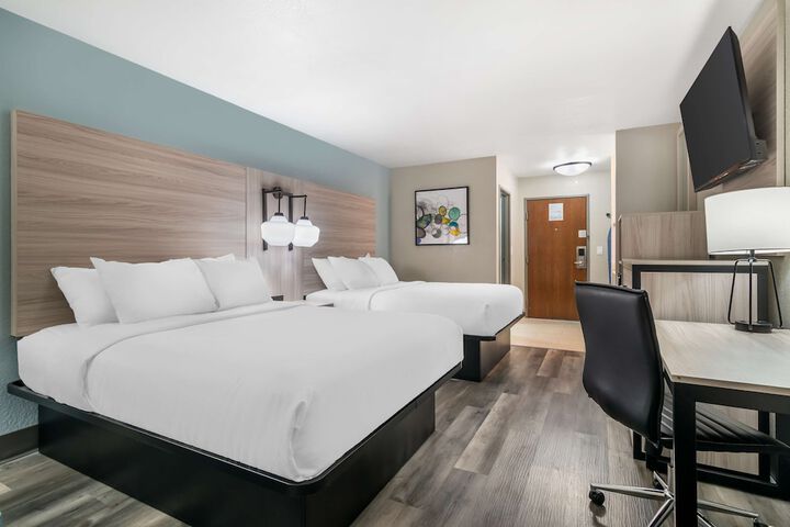 Queen Bed Accessible (9 of 14)