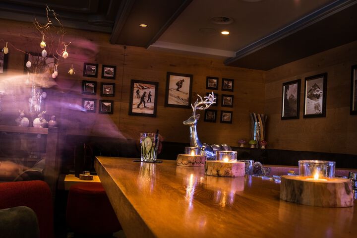 Lounge 34 of 46
