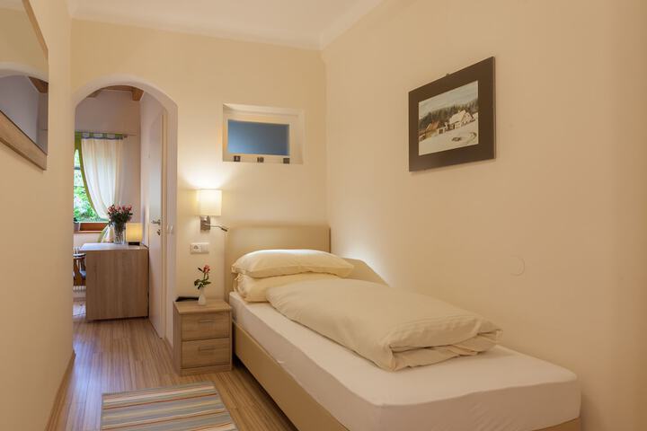 Room 7 of 98