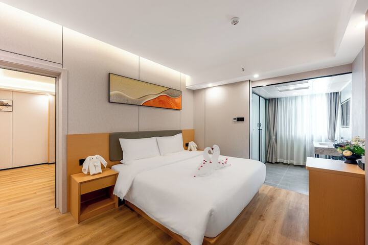 Room 13 of 32
