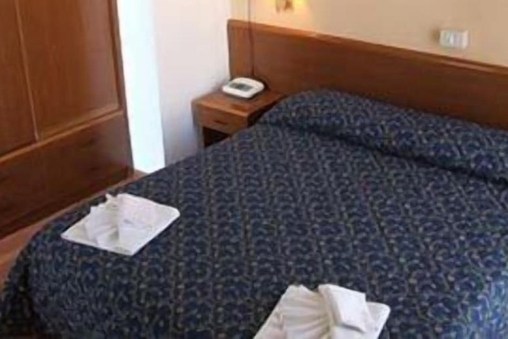 Room 9 of 25