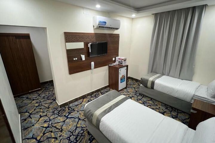 Room 9 of 18