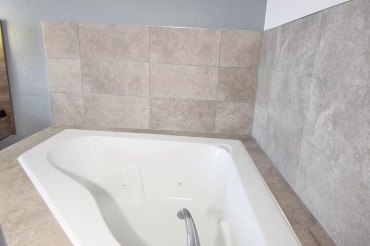 Jetted tub
