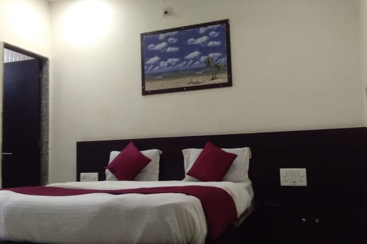 Room 10 of 14