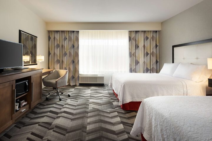 2 Queen Beds Hearing Accessible (1 of 5)