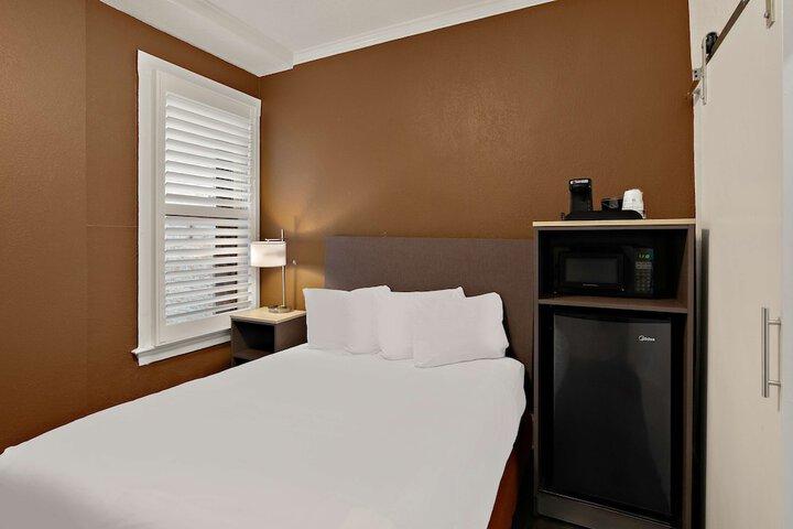 1 Queen Bed Larger Room Work Desk Microwave and Refrigerator (27 of 34)