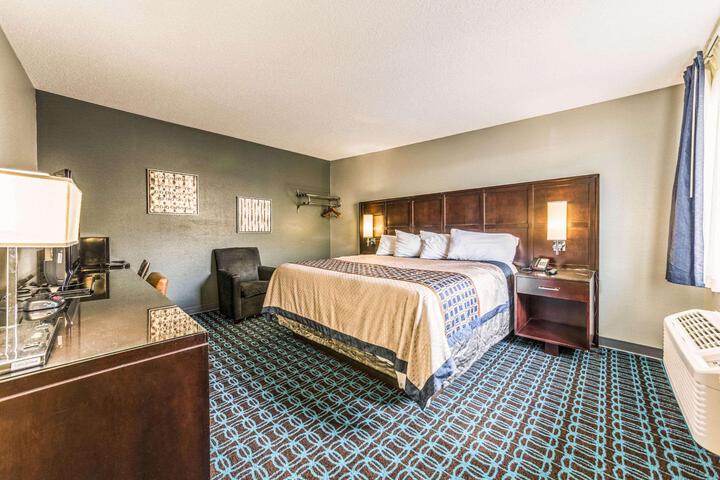 1 King Bed (4 of 9)