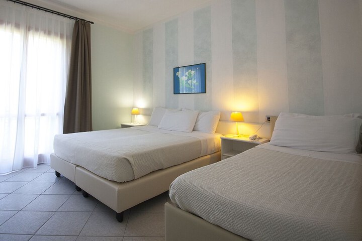 Room 6 of 10