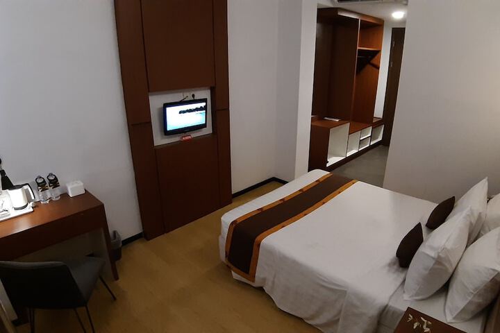 Room 4 of 49