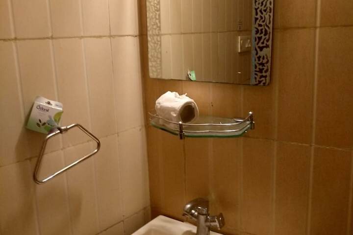 Room 6 of 9