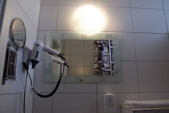 Room 8 of 9