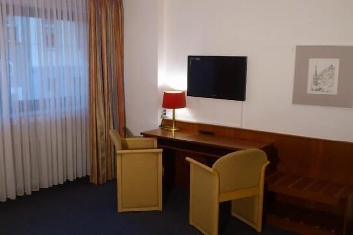 Room 4 of 44