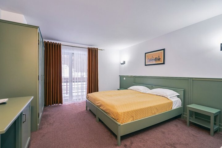 Room 6 of 28