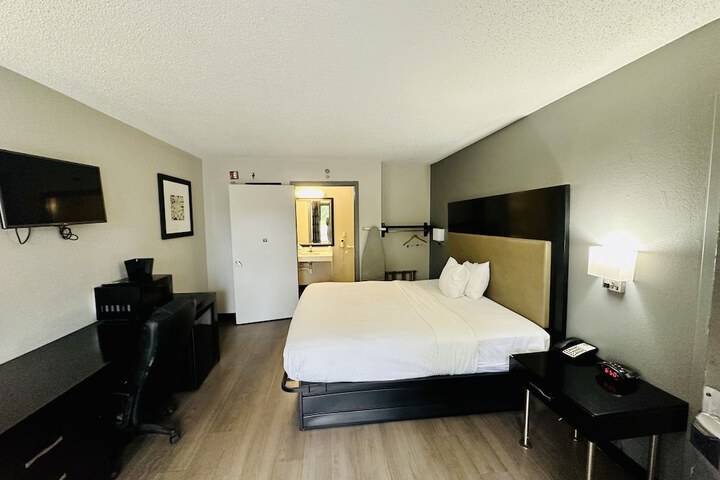 1 King Bed Accessible (5 of 13)