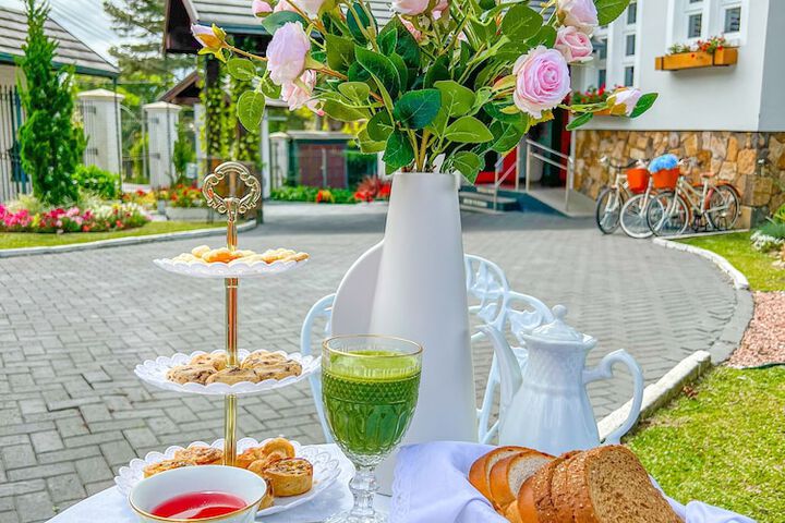 Breakfast/Coffee Service 82 of 107