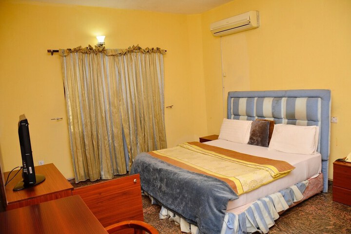 Room 53 of 94