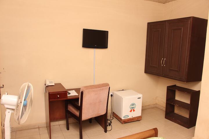 Room 6 of 8