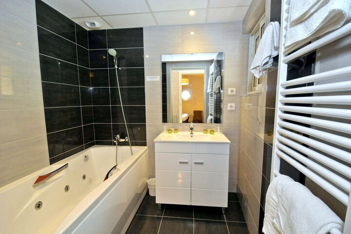 Room 15 of 33