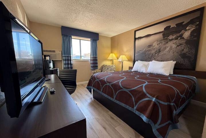 1 Queen Bed Accessible Room (2 of 13)