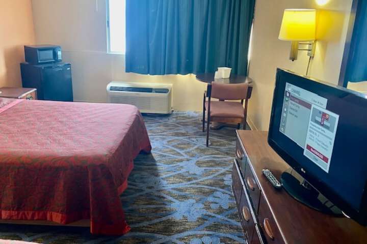 1 King Bed (3 of 7)