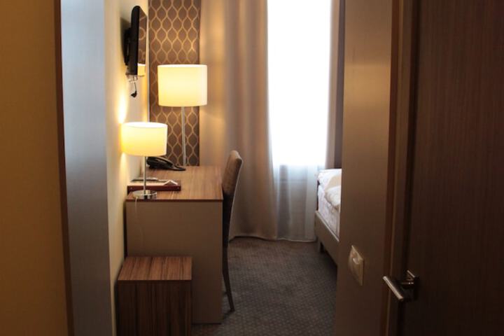 Room 2 of 75