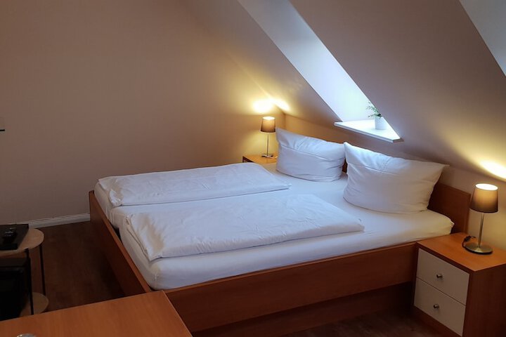 Room 6 of 42