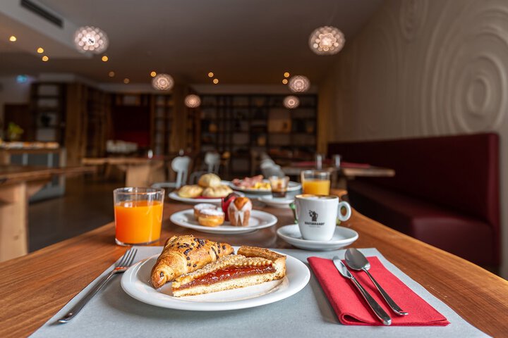 Breakfast/Coffee Service 60 of 86