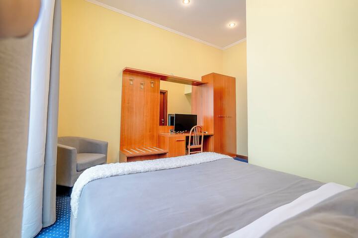 Room 4 of 8
