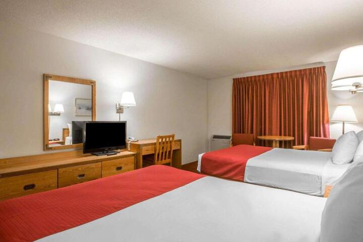 1 Queen Bed (10 of 15)