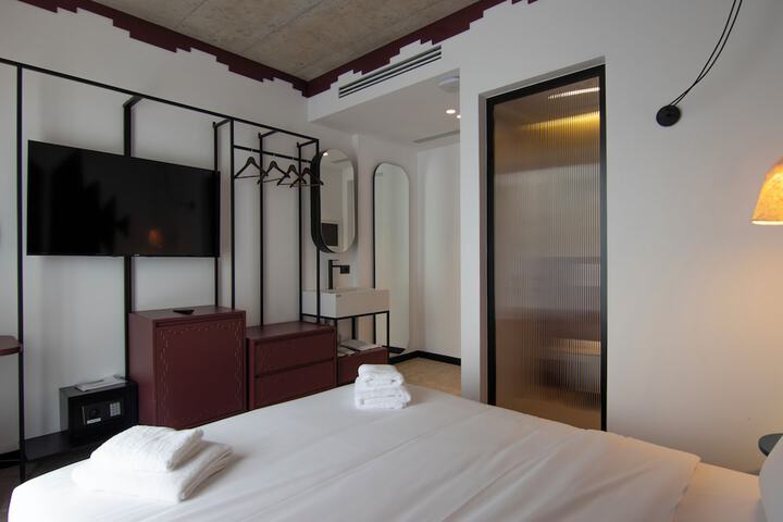 Room 15 of 40